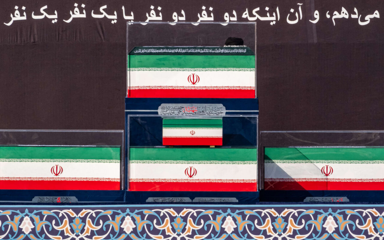 إقامة صلاة الجنازة على جثمان خامنئي وعدد من أفراد أسرته