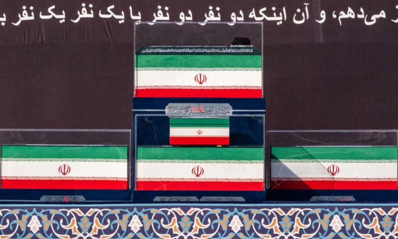 إقامة صلاة الجنازة على جثمان خامنئي وعدد من أفراد أسرته