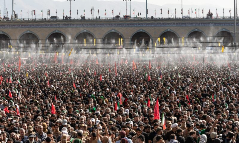 منها السعودية ومصر.. إيران تنشر أعلام الدول المشاركة بجنازة خامنئي