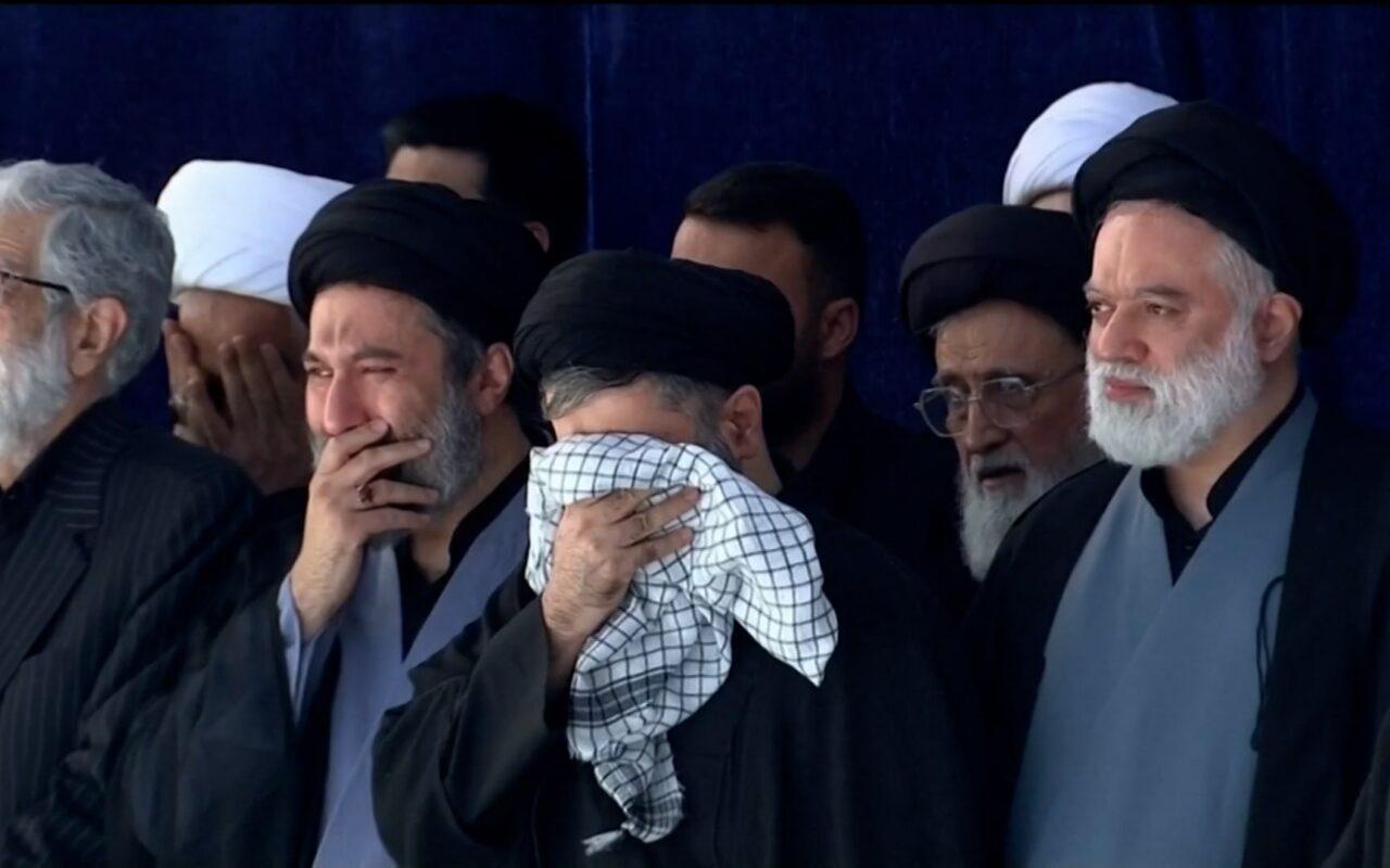 لقطات لأبناء علي خامنئي يبكون أثناء مراسم نقل نعشه.. ومجتبى لم يظهر معهم