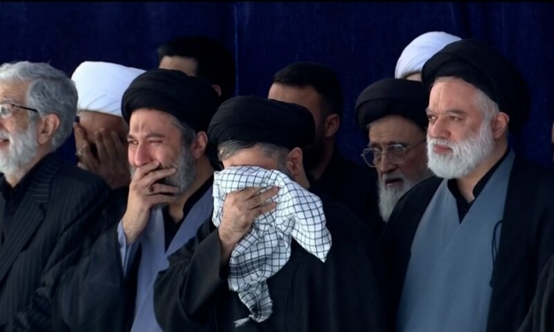 لقطات لأبناء علي خامنئي يبكون أثناء مراسم نقل نعشه.. ومجتبى لم يظهر معهم