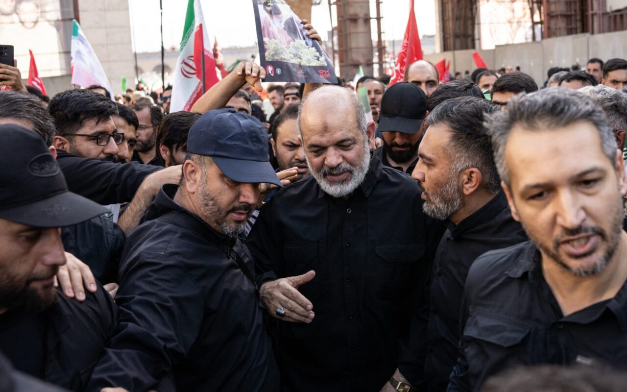 جنازة خامنئي.. ظهور جديد لقائد الحرس الثوري وشاعر إيراني يهاجم ترامب بقصيدة لاذعة