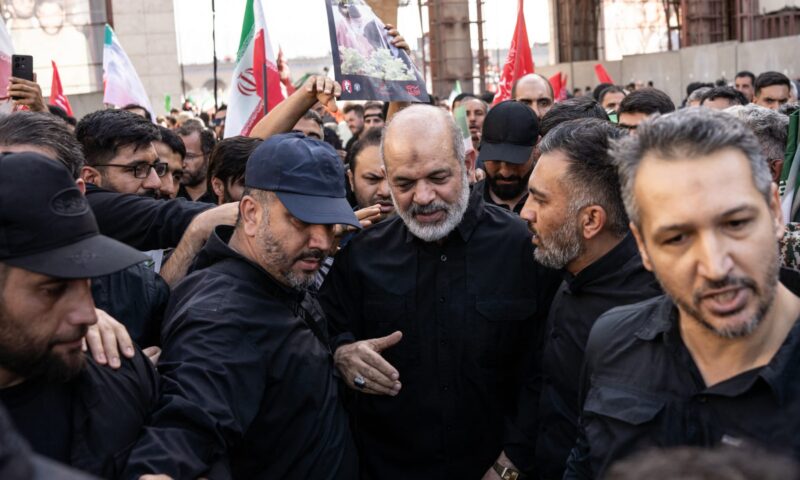 جنازة خامنئي.. ظهور جديد لقائد الحرس الثوري وشاعر إيراني يهاجم ترامب بقصيدة لاذعة