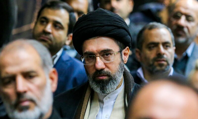 فيديو متداول لـ”مجسم كرتوني لمرشد إيران بمراسم تشييع علي خامنئي”.. ما حقيقته؟