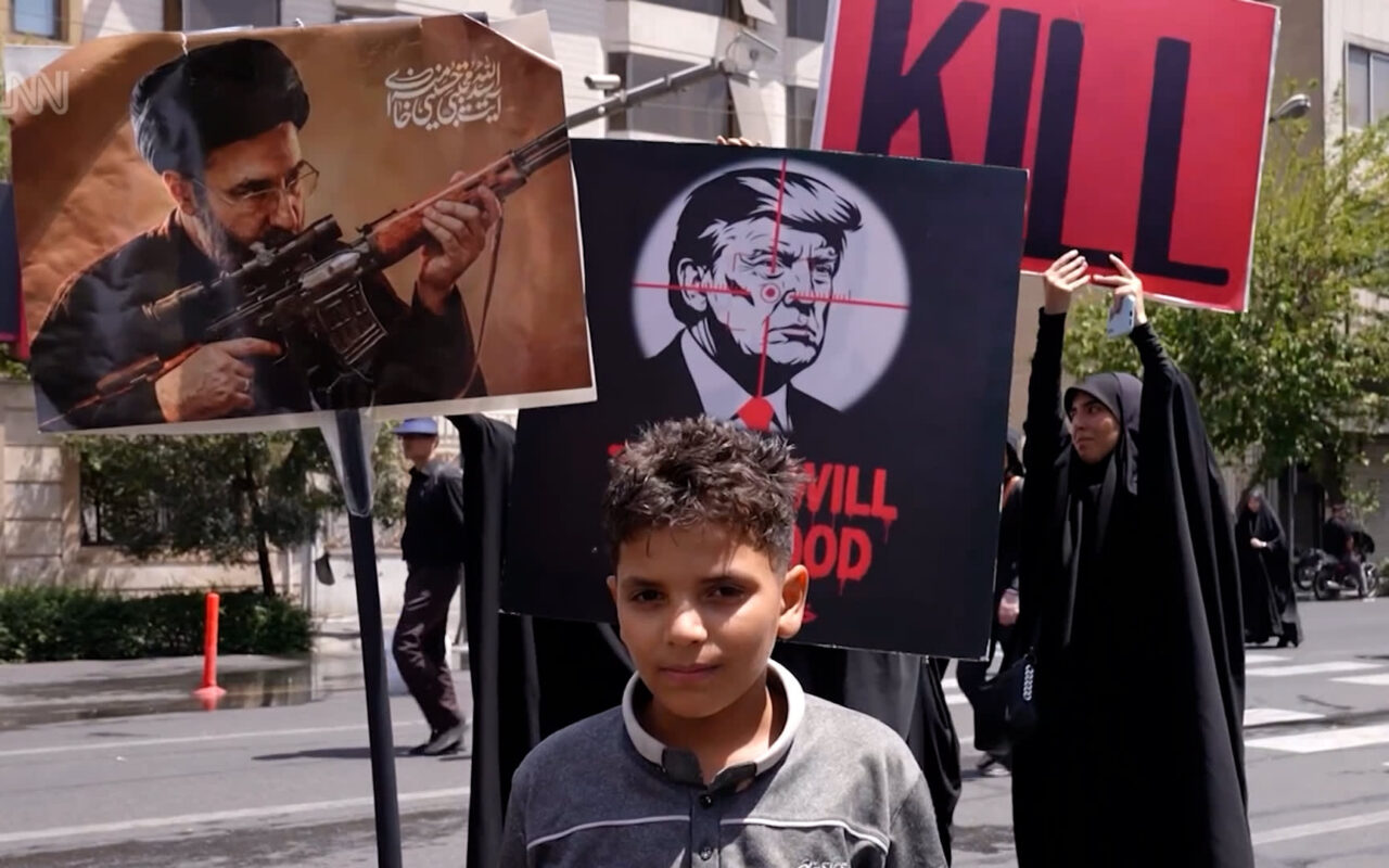 شعارات الثأر تهيمن على مراسم تشييع خامنئي.. شاهد ما وثقته CNN بطهران