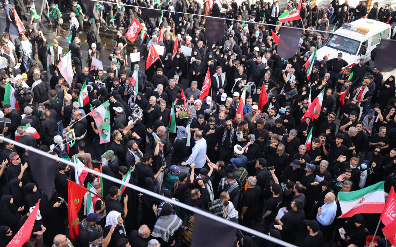 المشيعون يخرجون إلى شوارع طهران في موكب جنازة خامنئي