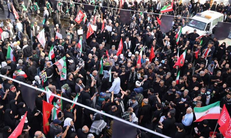 المشيعون يخرجون إلى شوارع طهران في موكب جنازة خامنئي