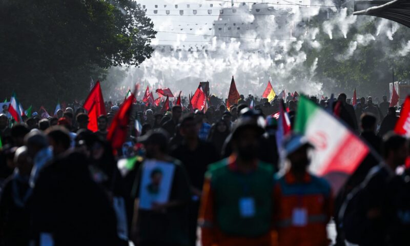 أعلام حاضرة وحشود تتدفق في جنازة علي خامنئي بطهران