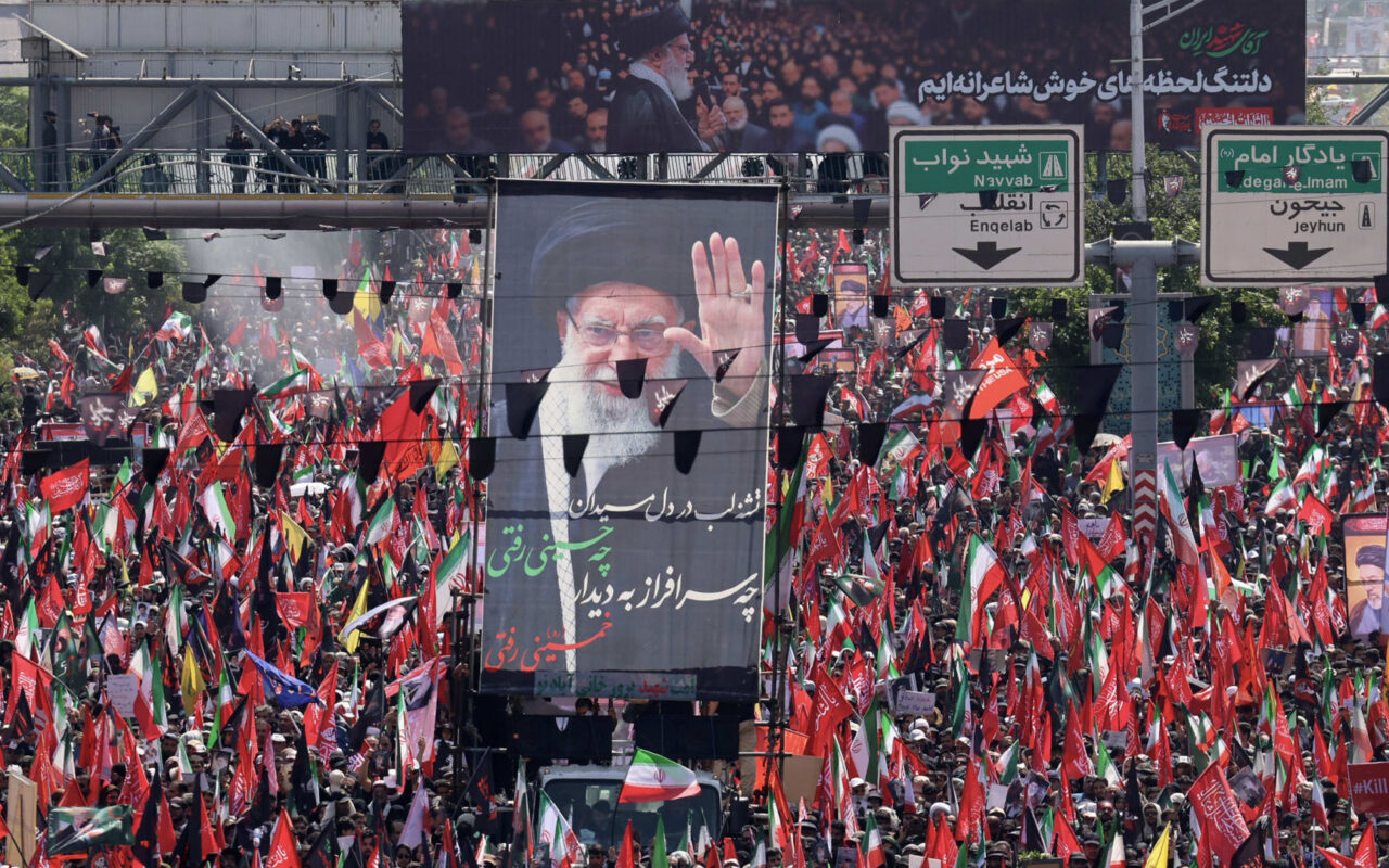أول ظهور علني منذ الحرب.. أحمدي نجاد يشارك في جنازة خامنئي بطهران