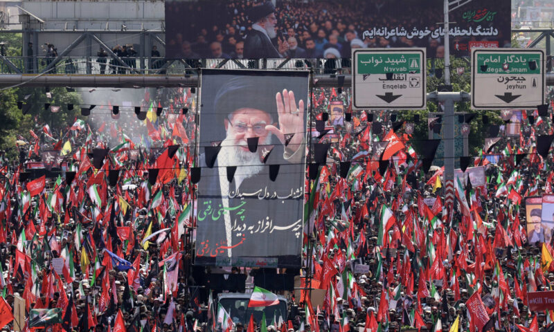 أول ظهور علني منذ الحرب.. أحمدي نجاد يشارك في جنازة خامنئي بطهران