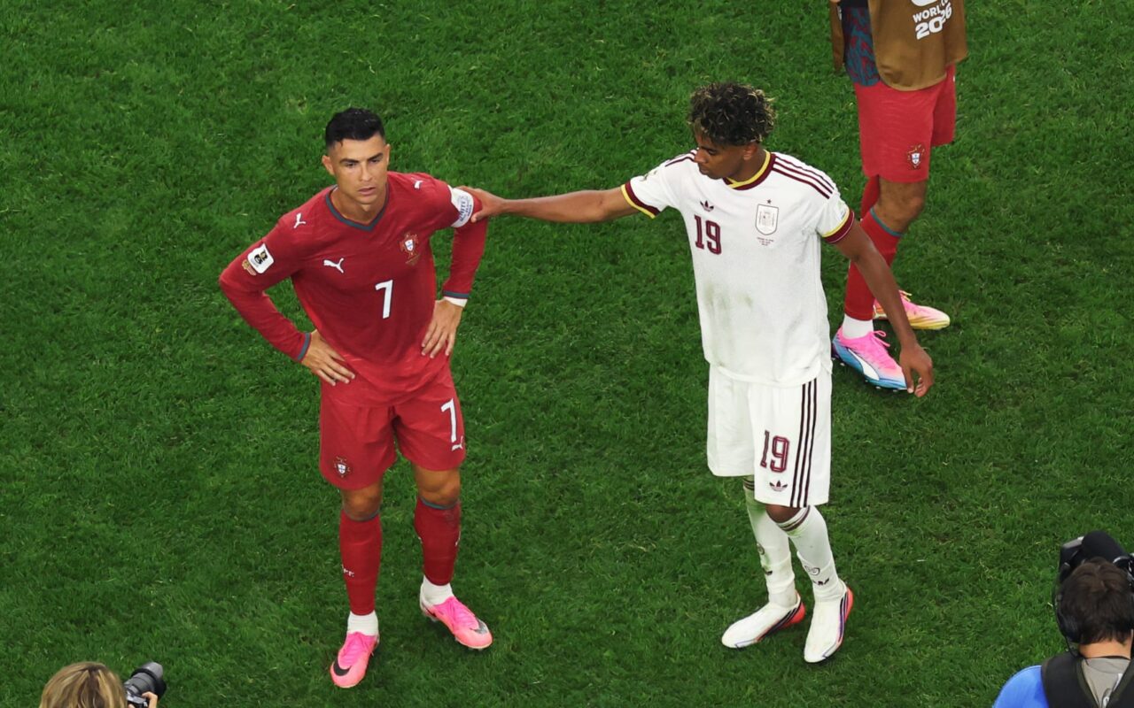 لقطة مونديالية.. رونالدو يذرف الدموع بعد إقصاء البرتغال ولامين يامال يدعمه