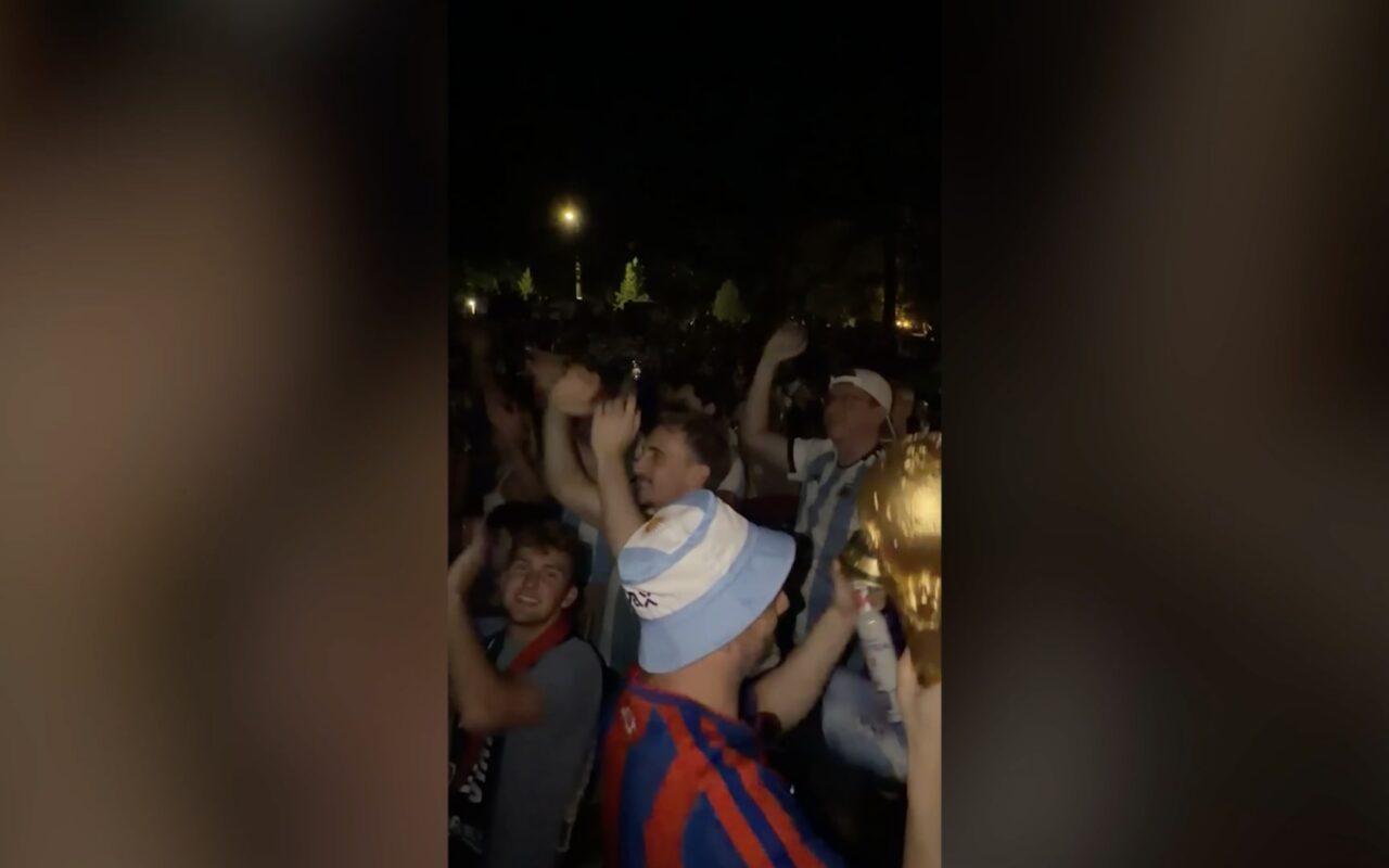 شاهد كيف هتفت جماهير الأرجنتين للولايات المتحدة بعد الخسارة في كأس العالم