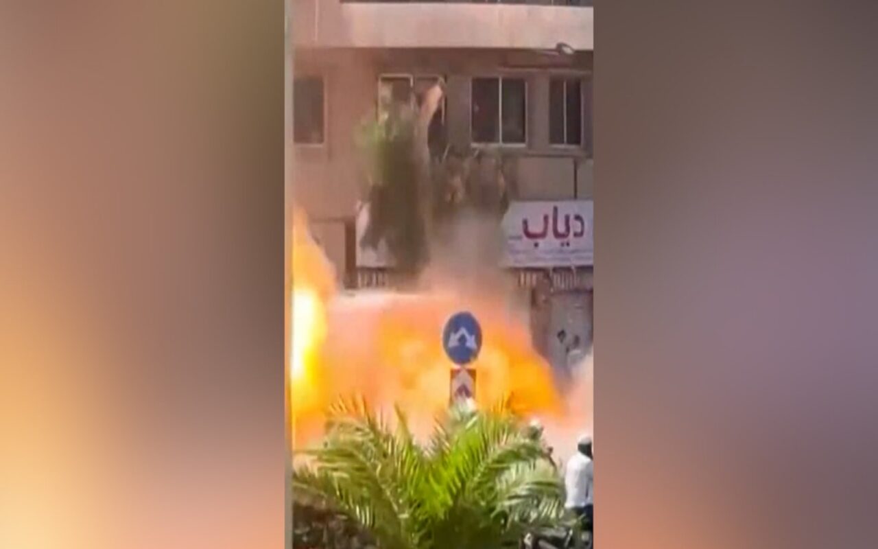 شاهد لحظة انفجار قرب فندق إقامة ماكرون بدمشق