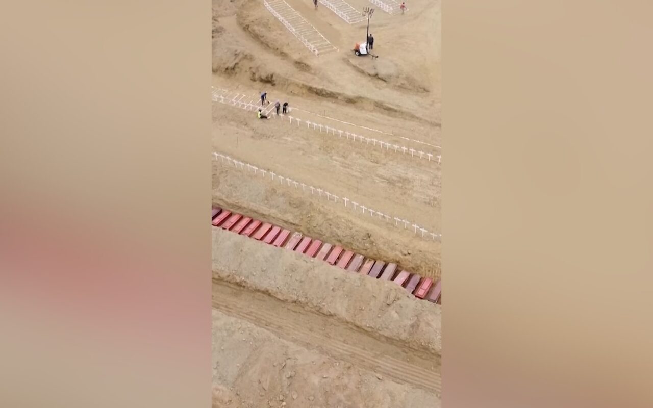 شاهد.. دفن ضحايا مجهولي الهوية بعد زلزال فنزويلا المدمر
