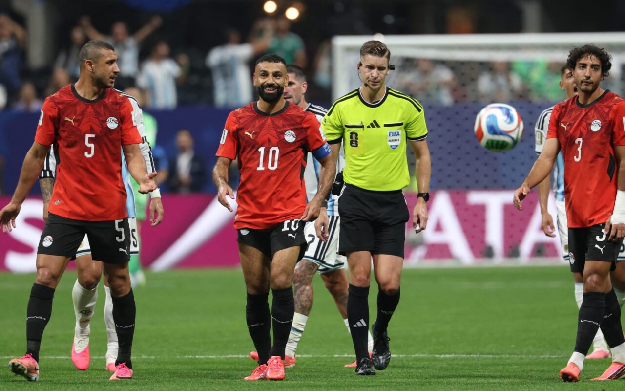“ظُلِم تحكيمياً”.. أمير سعودي يعلق على إقصاء منتخب مصر من كأس العالم