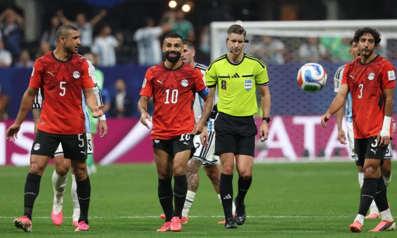 “ظُلِم تحكيمياً”.. أمير سعودي يعلق على إقصاء منتخب مصر من كأس العالم