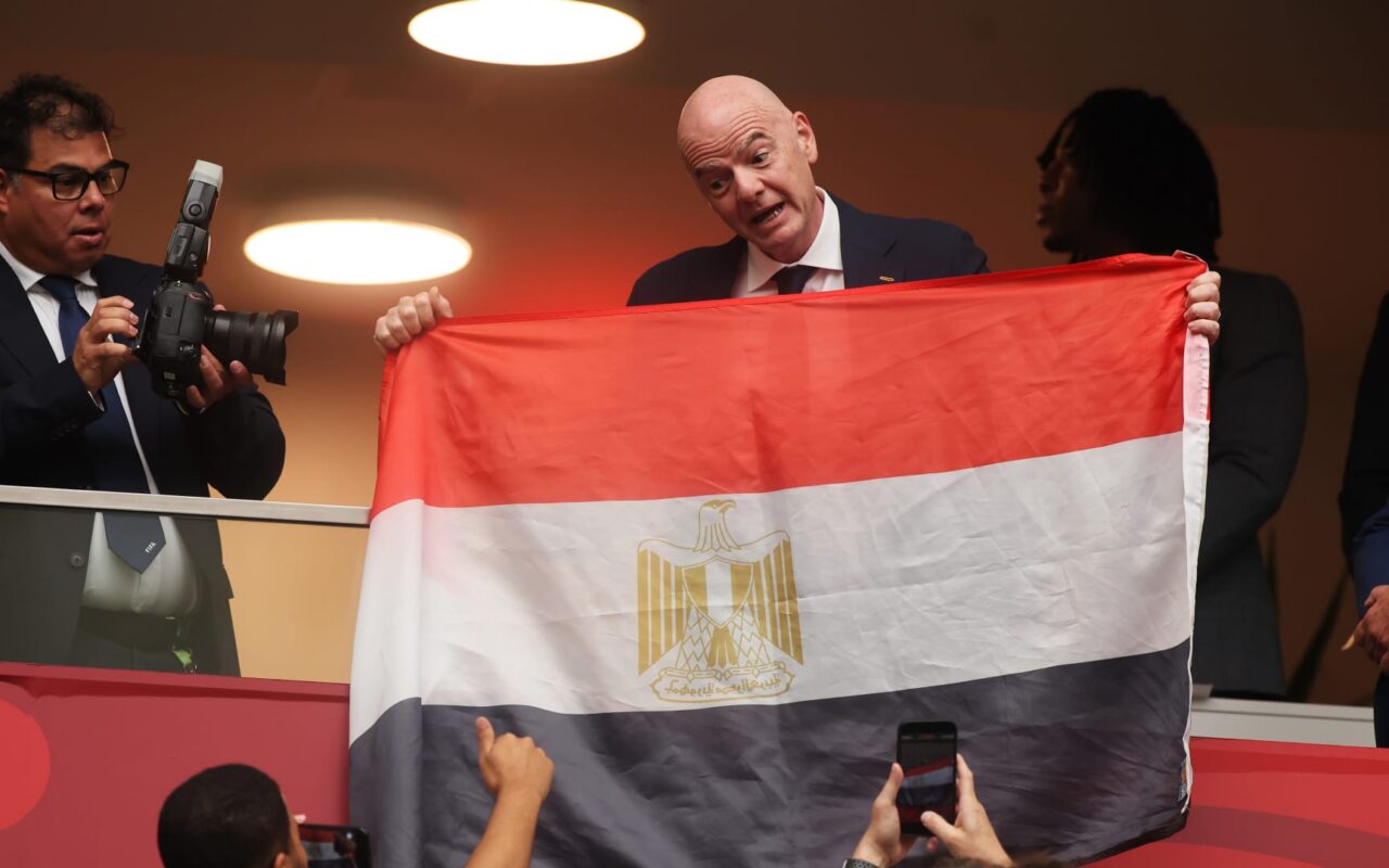 رئيس “فيفا” يرفع علم مصر بعد إقصاء “الفراعنة” من كأس العالم