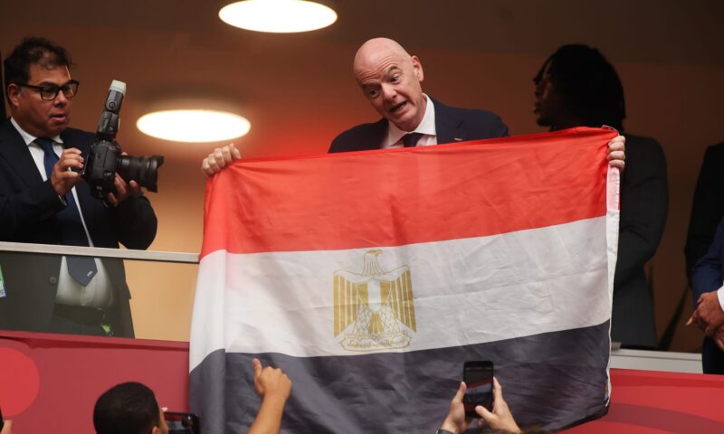 رئيس “فيفا” يرفع علم مصر بعد إقصاء “الفراعنة” من كأس العالم