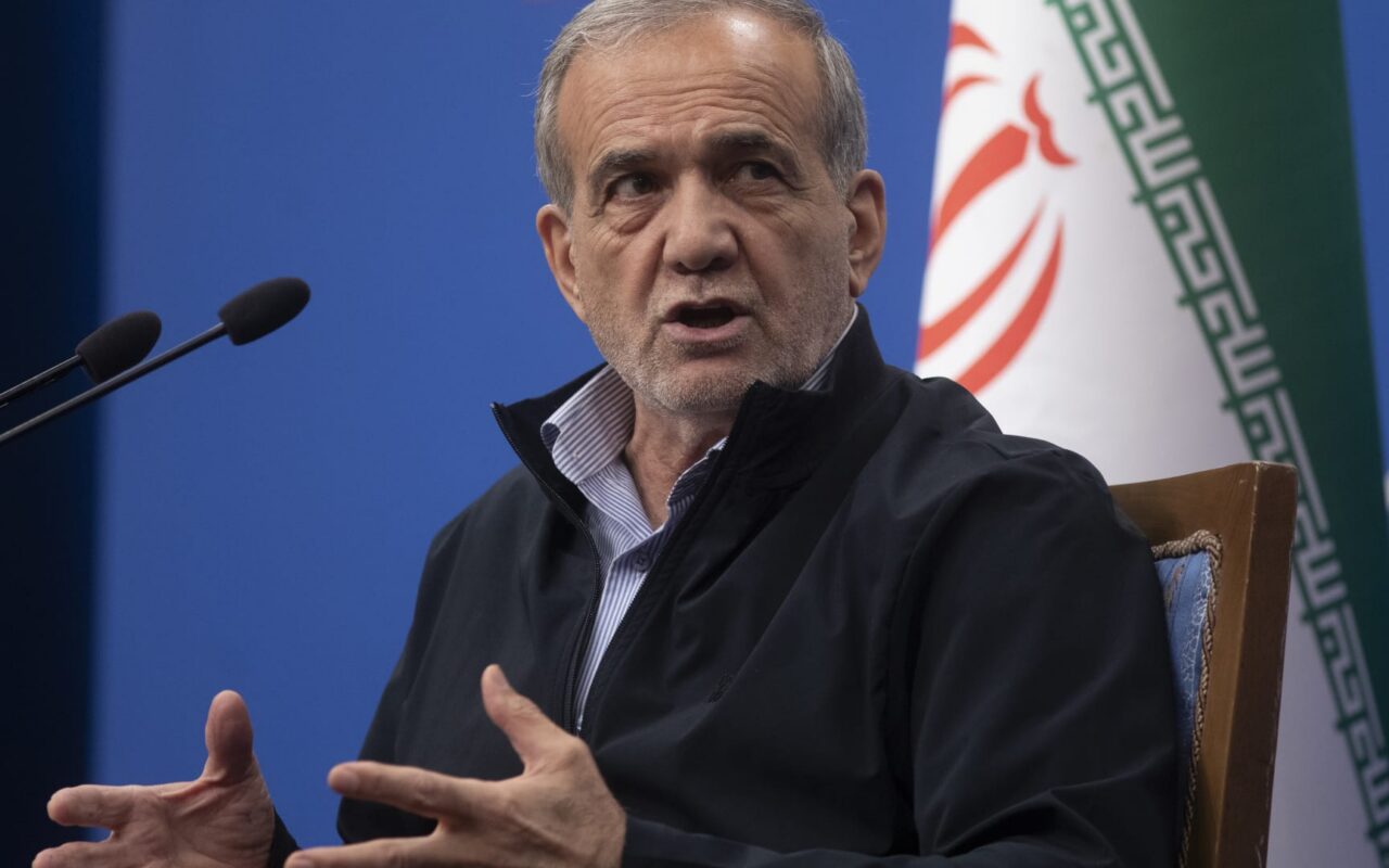 رئيس إيران يغادر العراق عائداً إلى طهران عقب الضربات الأمريكية