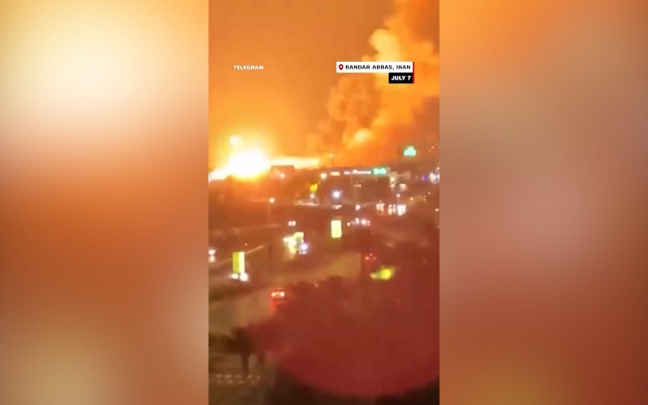 قرب مضيق هرمز.. ضربات أمريكية على بندر عباس وسيريك كـ”عقاب” لإيران