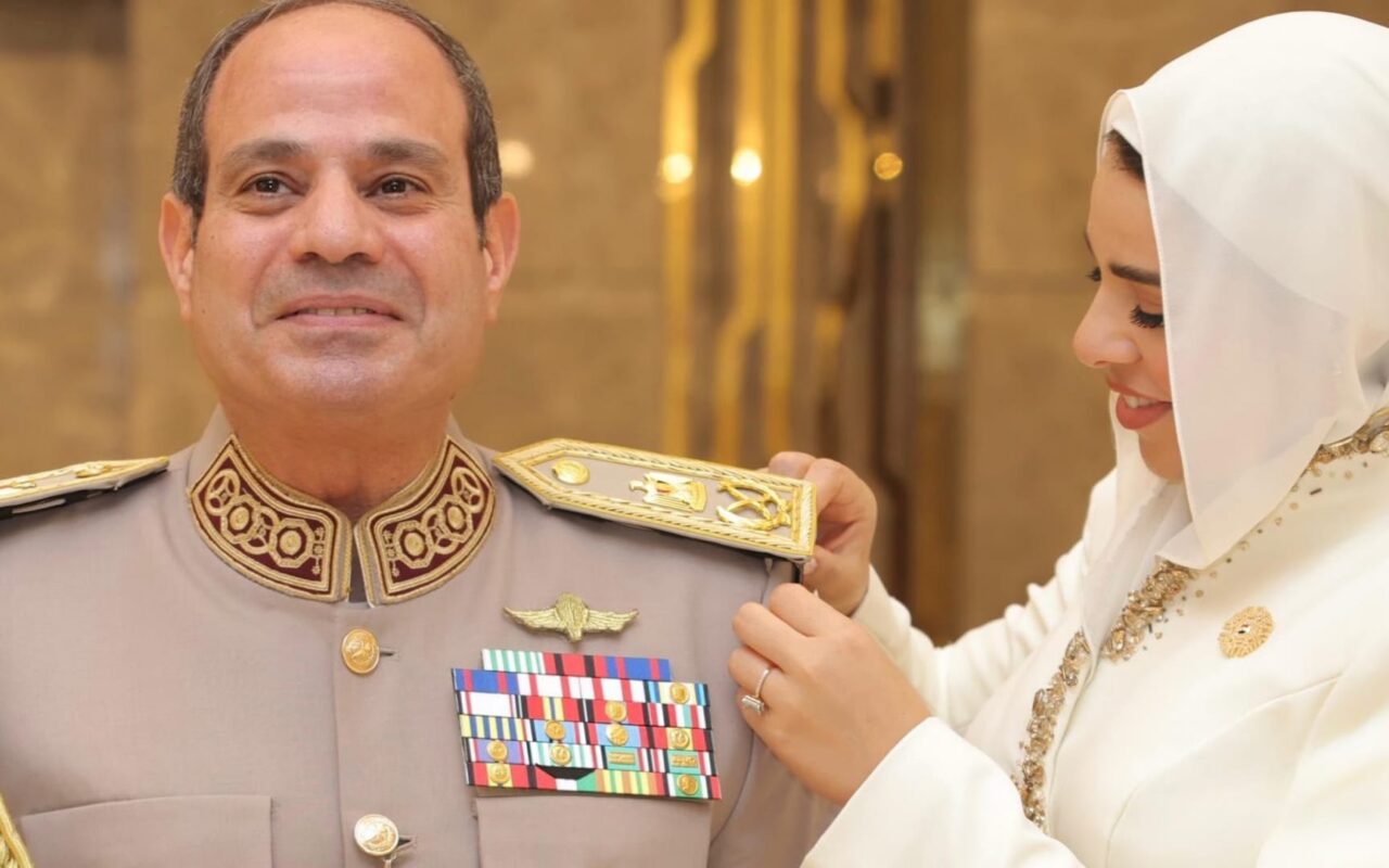 مصممة مصرية تكشف أسرار فستان آية السيسي و”رسالة هيروغليفية تخفيها الأكمام”