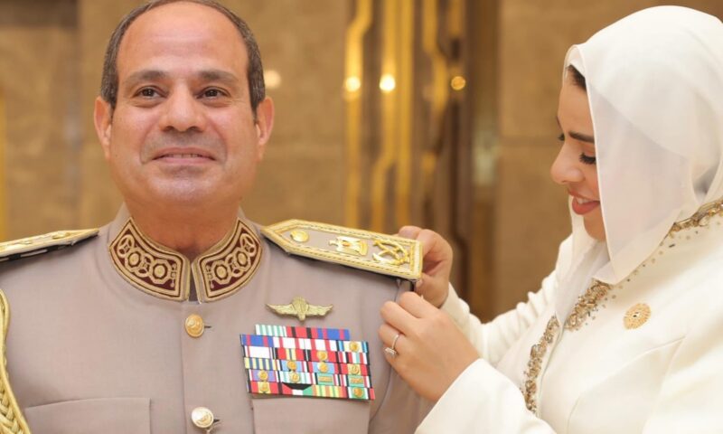 مصممة مصرية تكشف أسرار فستان آية السيسي و”رسالة هيروغليفية تخفيها الأكمام”