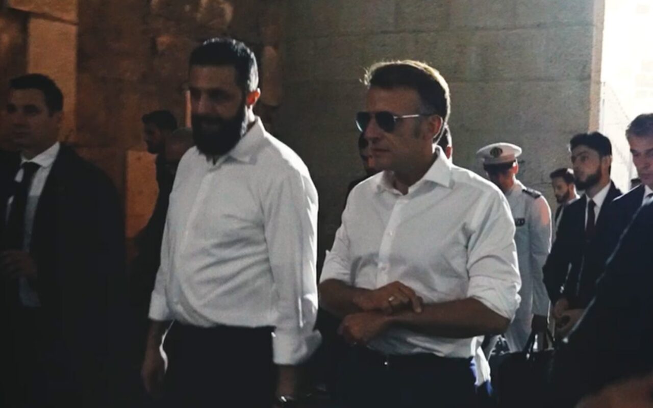 بعيدا عن الرسميات.. ماكرون ينشر فيديو مع أحمد الشرع بقمصان مطوية الاكمام بجولة في دمشق