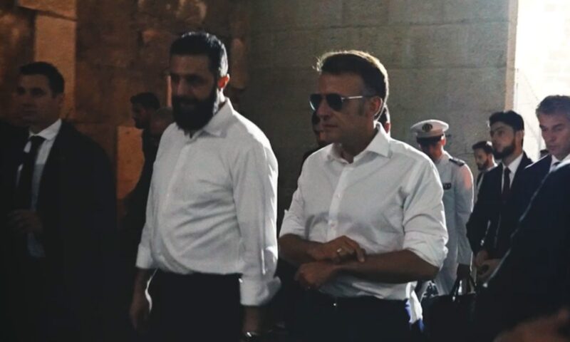 بعيدا عن الرسميات.. ماكرون ينشر فيديو مع أحمد الشرع بقمصان مطوية الاكمام بجولة في دمشق