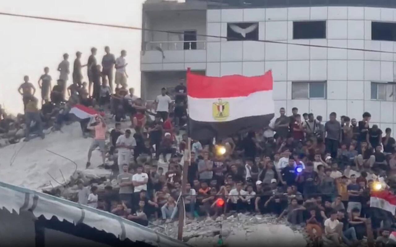 من بين المباني المدمرة.. فلسطينيون يهتفون لمصر أثناء المواجهة مع الأرجنتين
