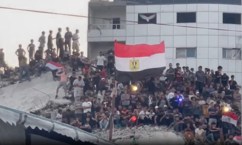 من بين المباني المدمرة.. فلسطينيون يهتفون لمصر أثناء المواجهة مع الأرجنتين