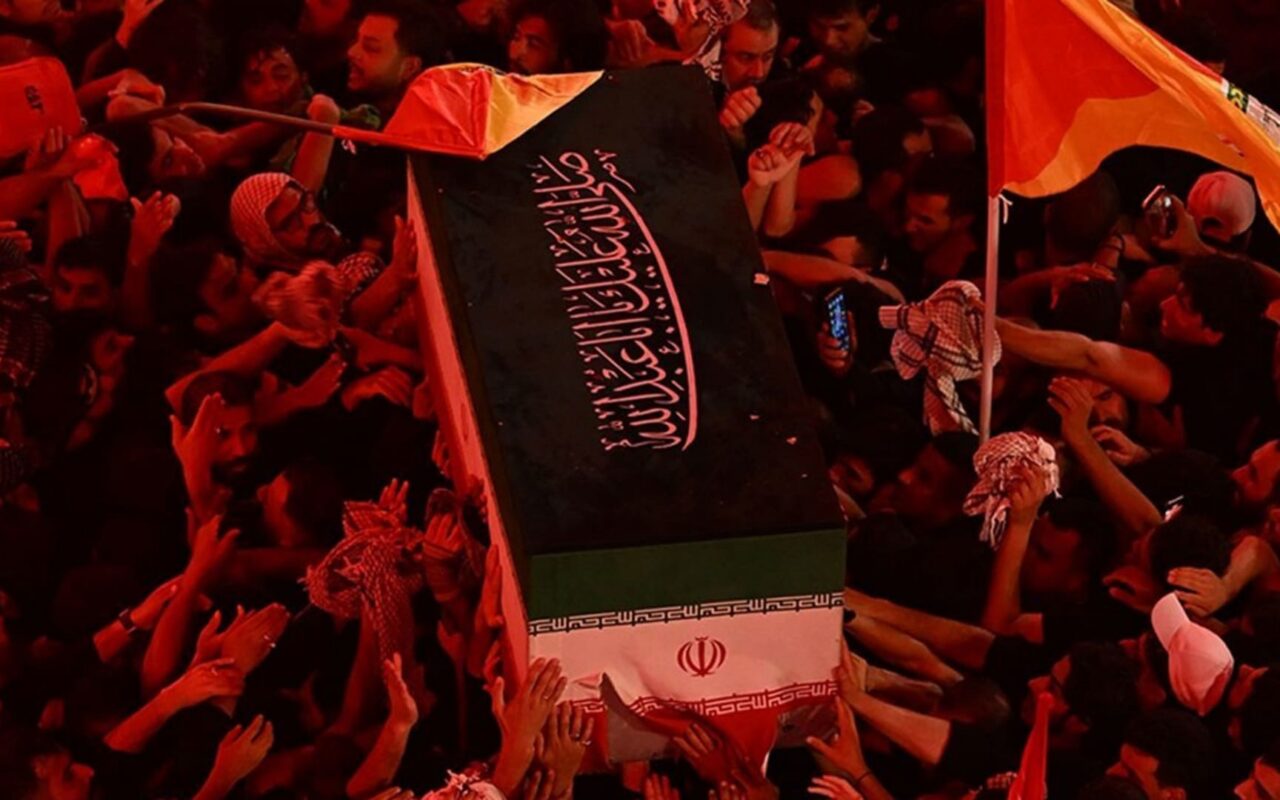 فيديو تجاذب المشاركين برفع نعش علي خامنئي لحظة دخول ضريح الحسين في إيران