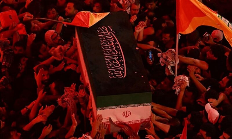 فيديو تجاذب المشاركين برفع نعش علي خامنئي لحظة دخول ضريح الحسين في إيران