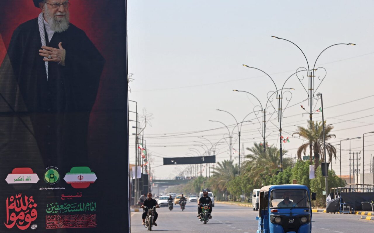 كيف أثرت الضربات الأمريكية على وصول المشيعين إلى جنازة علي خامنئي؟