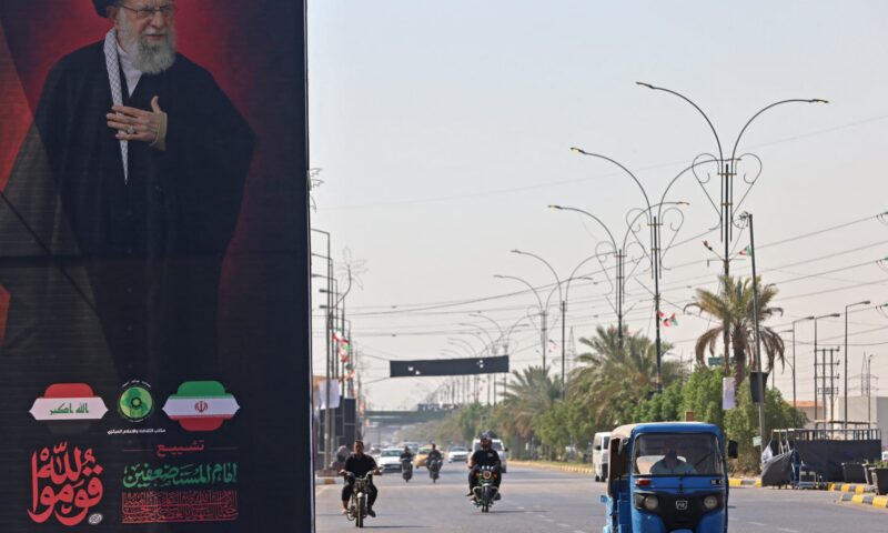 كيف أثرت الضربات الأمريكية على وصول المشيعين إلى جنازة علي خامنئي؟