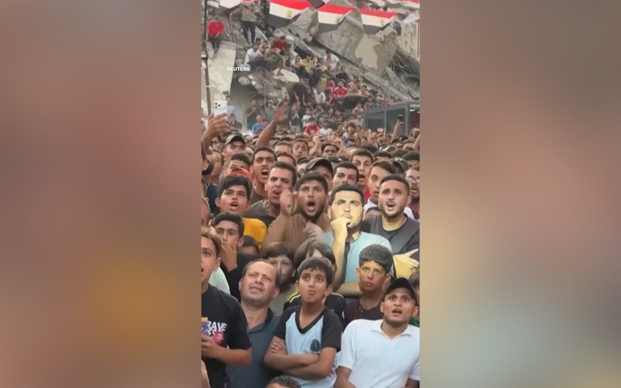 غارة إسرائيلية تقتل الرجل الذي جمع فلسطينيي غزة لمتابعة مباريات كأس العالم
