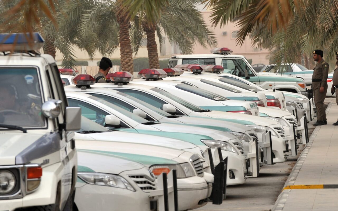 السعودية.. الأمن يعلن ضبط 7 وافدين “مارسوا الدعارة” في شقة