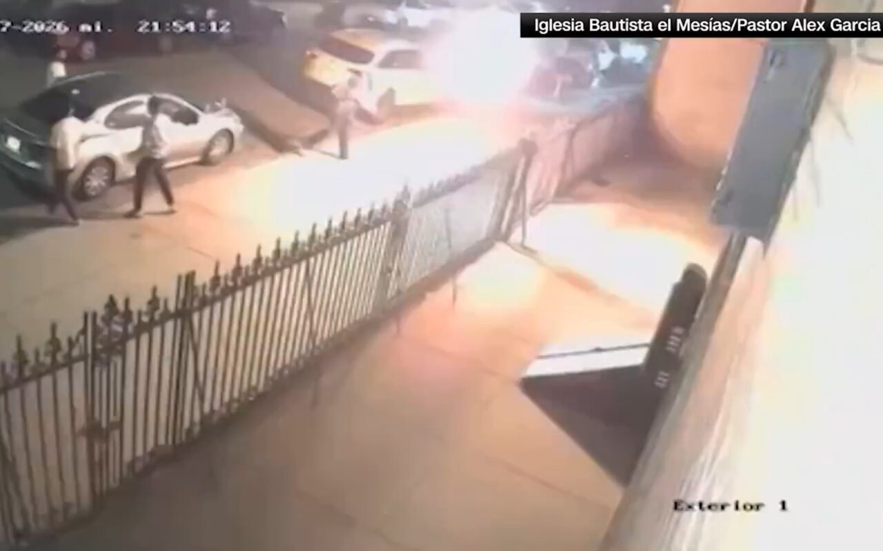 شاهد.. لحظة إلقاء مشتبه به زجاجة حارقة على كنيسة في نيويورك