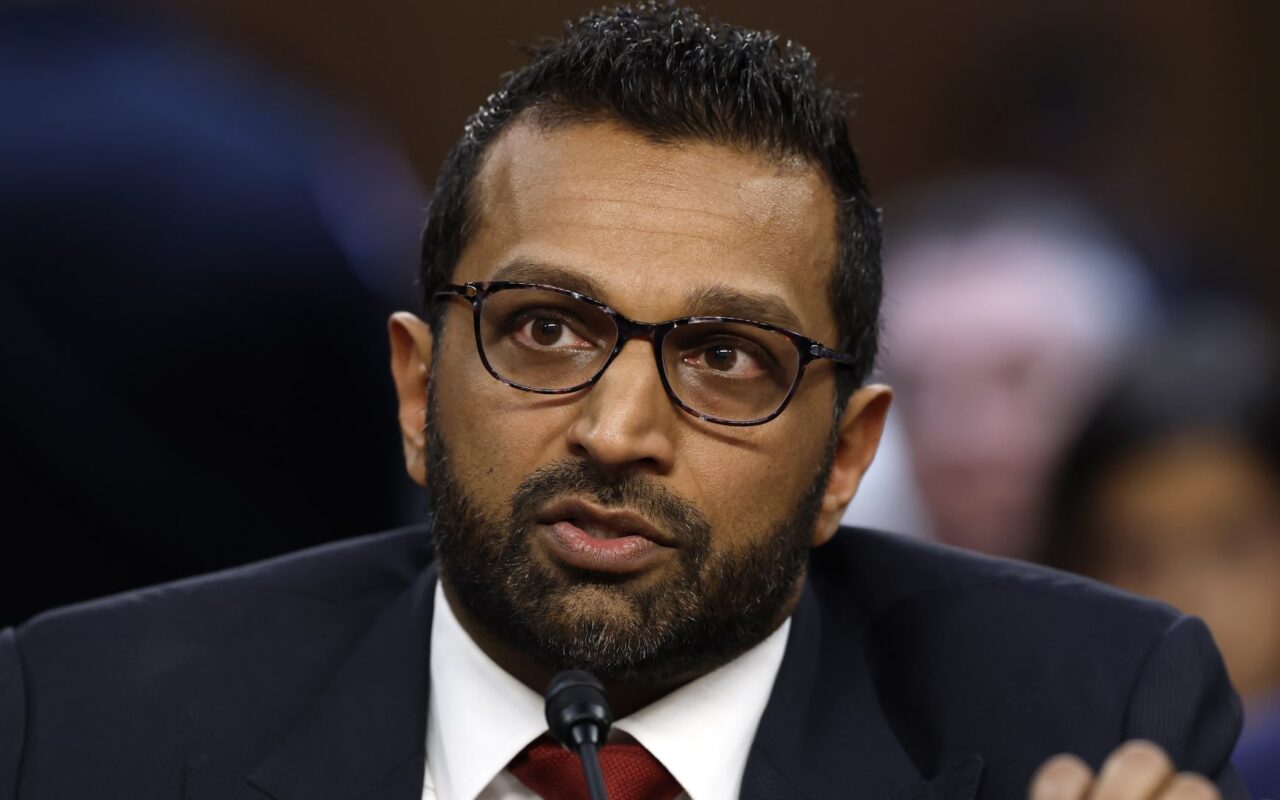 “لا.. زلاجتي المائية مطلية بالذهب”.. مدير FBI يعلق على تقرير “كاذب”