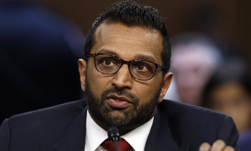 “لا.. زلاجتي المائية مطلية بالذهب”.. مدير FBI يعلق على تقرير “كاذب”