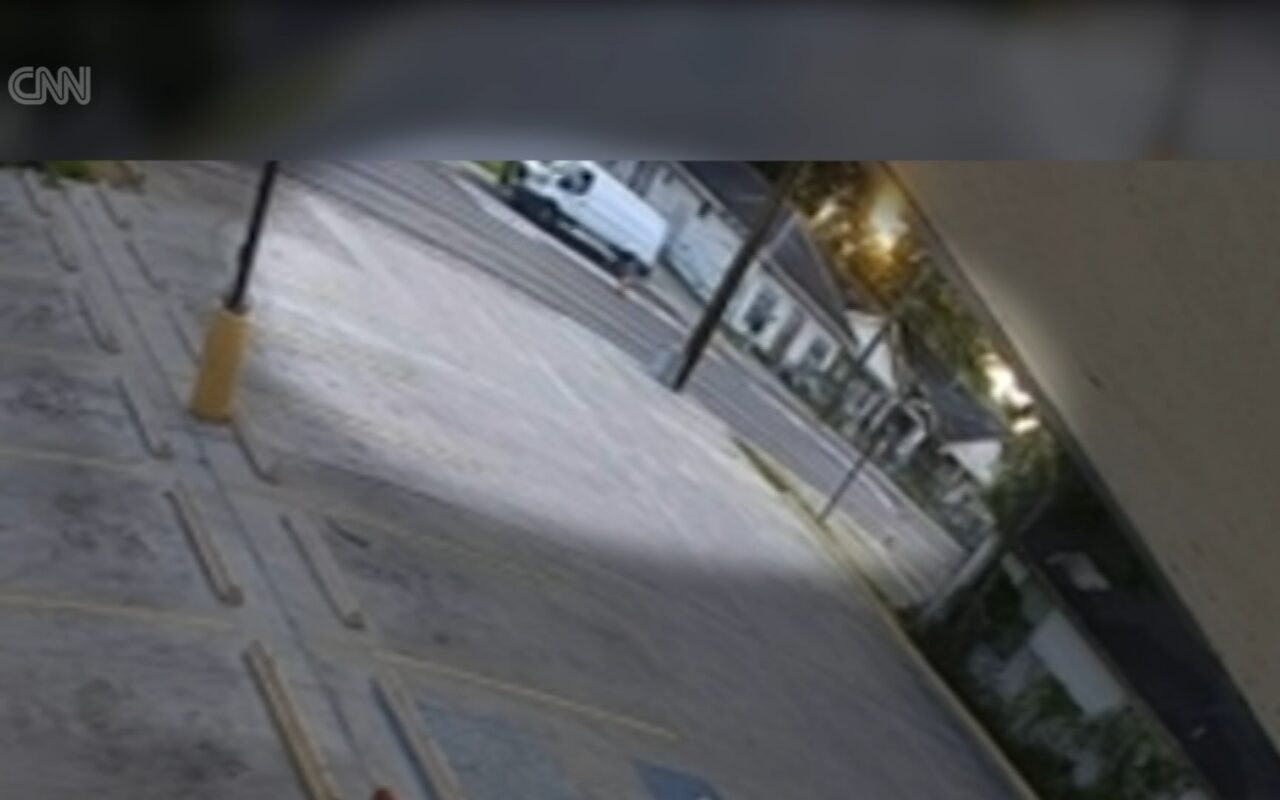 كاميرا مراقبة توثق اللحظات الأخيرة قبل مقتل مواطن مكسيكي خلال عملية لشرطة الهجرة الأمريكية