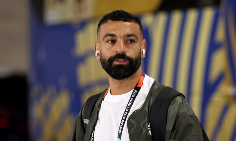 جملة قالها السيسي لمحمد صلاح خلال استقبال منتخب مصر تلقي رواجًا