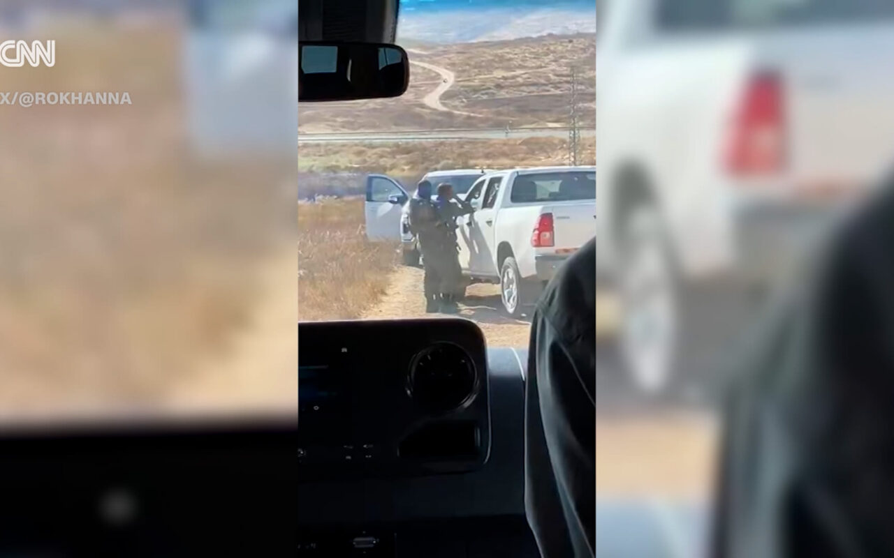 “احتجزونا وسخروا منّا”.. مشرع أمريكي ينتقد مستوطنين والجيش الإسرائيلي