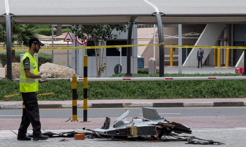الإمارات تعلن التعامل مع “تهديدات صاروخية” وتحذيرات للسكان في قطر والبحرين