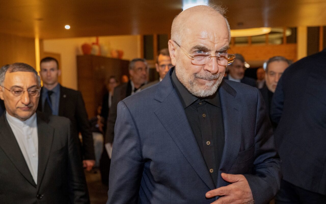 فجر الأحد.. رئيس برلمان إيران ينشر تدوينة بعد الضربات الأمريكية ورد باستهداف دول خليجية
