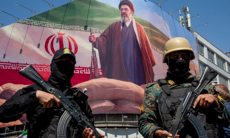 وسائل إعلام إيرانية: “هجوم ثقيل ومباغت” استهدف مواقع عسكرية أمريكية في الخليج
