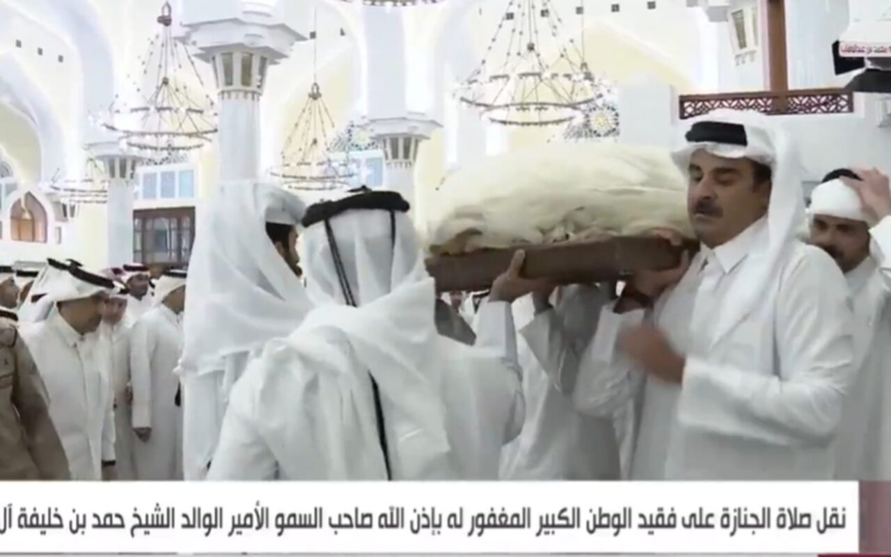 أمير قطر يحمل جثمان “الأمير الوالد” حمد بن خليفة خلال مراسم تشييعه بالدوحة