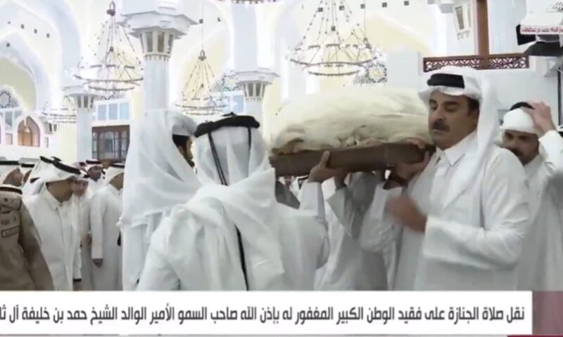 أمير قطر يحمل جثمان “الأمير الوالد” حمد بن خليفة خلال مراسم تشييعه بالدوحة