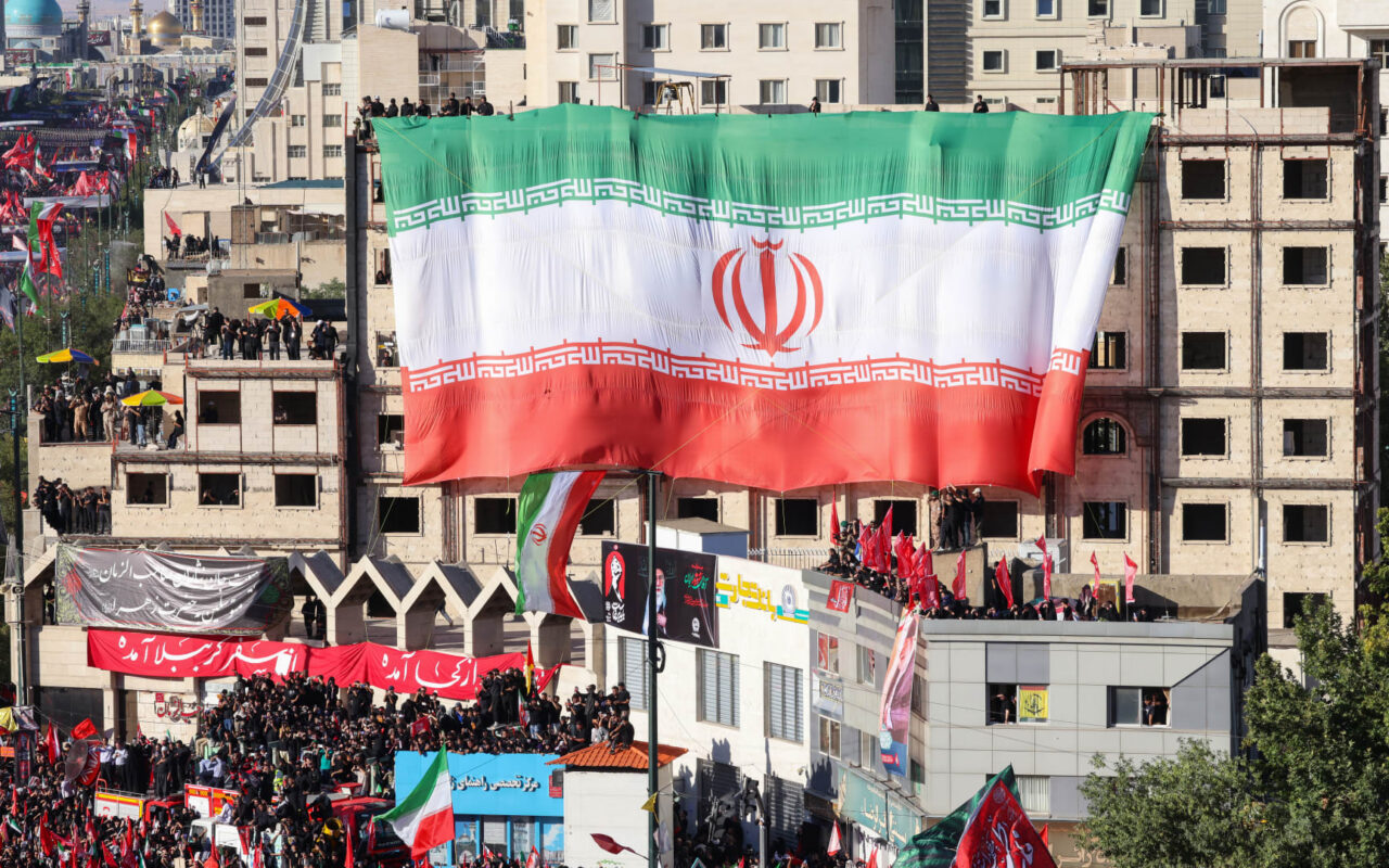 إيران ترسل تحذيرًا لدول الجوار بعد الضربات الأمريكية