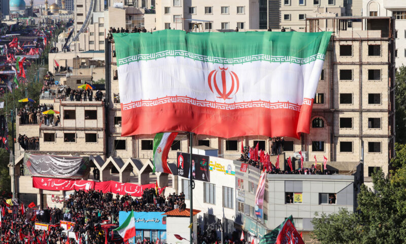 إيران ترسل تحذيرًا لدول الجوار بعد الضربات الأمريكية