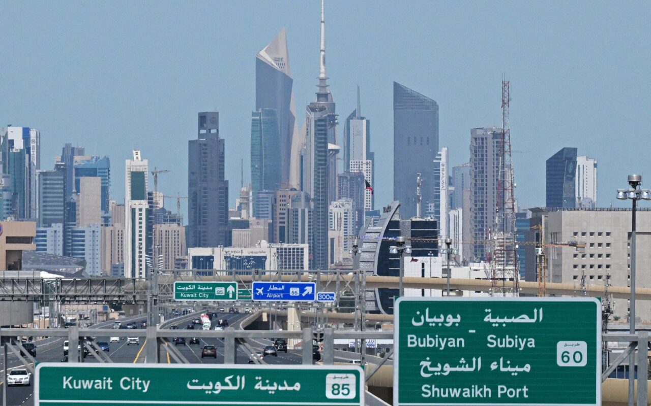 الجيش الكويتي يعلن التصدي لأهداف جوية معادية.. وإيران تزعم استهداف قواعد أمريكية